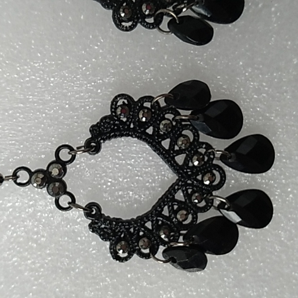Black bead "macrame" pattern earrings - Picture 3 of 3
